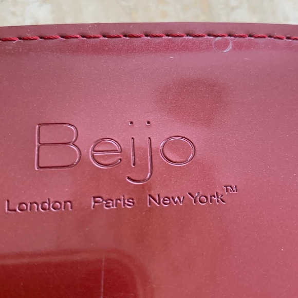 BEIJO top handle bag, maroon patent leather, tan trim, silver feet, zipper top. - Picture 11 of 17